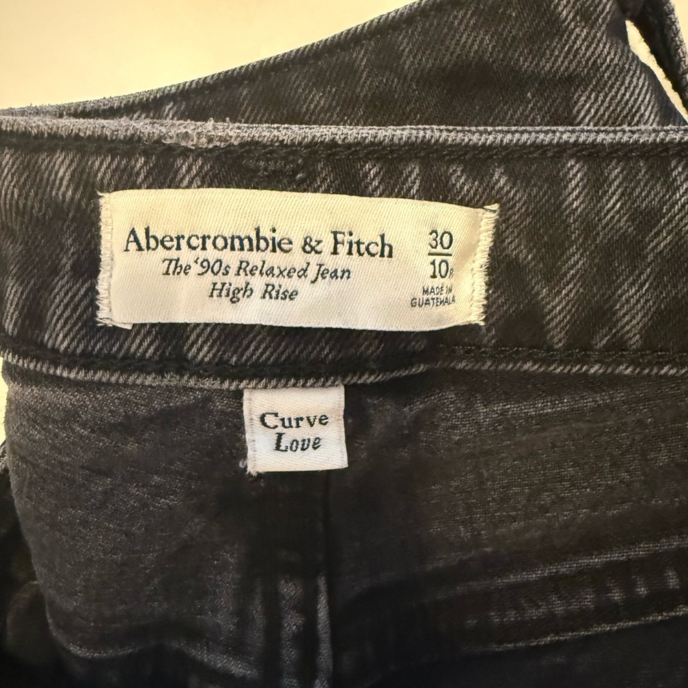 Abercrombie & Fitch Curve Love High-Rise 90s Relaxed Jeans in Black - Picture 7 of 7